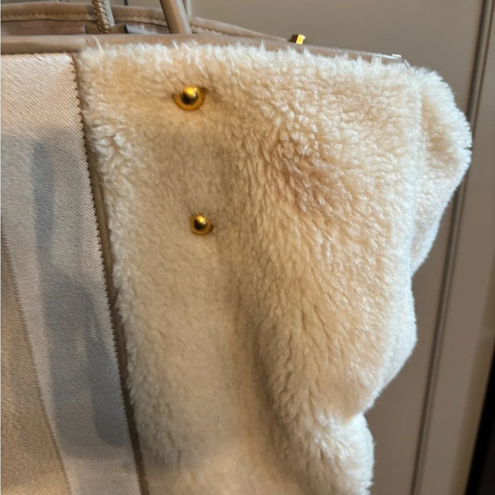 Kate Spade Everything racing stripe faux shearling large tote bag - Picture 8 of 10